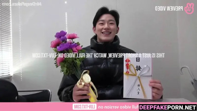 Handsome brunet came to his girlfriend to give her flowers, ai San 산 에이티즈