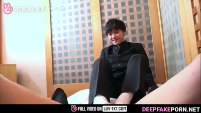 Kpop 보이넥스트도어 Woonhak from BOYNEXTDOOR jerking off his dick with his feet