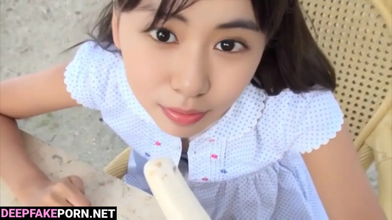 Watch Look, how she will suck a banana / Wanyang Douyin (宛央抖音网 智能換臉) real fake Deepfake Porn Videos | xDeepFade.