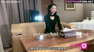 Sexy Zhou Dongyu showed black panties (周冬雨 展示了黑色内裤)